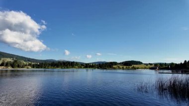 Yazın göl ve dağların panoramik manzarası. Rousses Gölü. Jura Dağları, Fransa. Gerçek zamanlı..