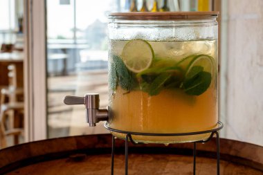 Tahta fıçıdaki cam dağıtıcıda nane likörü.