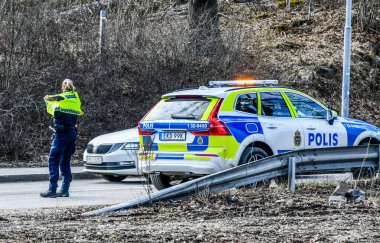 Polis devriyesi Stockholm, İsveç 'te bir şoförü durdurdu..