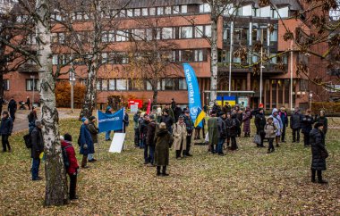 İsveç 'in Stockholm kentindeki Rusya' nın Ukrayna 'daki savaşını protesto etmek için. Protesto her çarşamba, farklı konuşmacılarla yapılıyor..