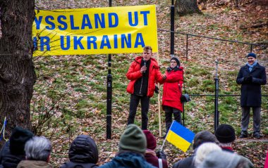 İsveç 'in Stockholm kentindeki Rusya' nın Ukrayna 'daki savaşını protesto etmek için. Protesto her çarşamba, farklı konuşmacılarla yapılıyor..