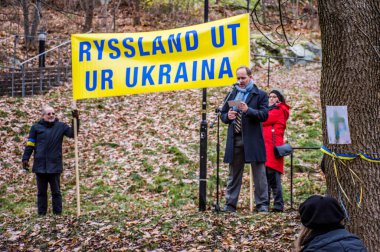 İsveç 'in Stockholm kentindeki Rusya' nın Ukrayna 'daki savaşını protesto etmek için. Protesto her çarşamba, farklı konuşmacılarla yapılıyor..