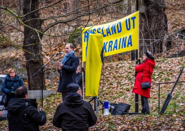 İsveç 'in Stockholm kentindeki Rusya' nın Ukrayna 'daki savaşını protesto etmek için. Protesto her çarşamba, farklı konuşmacılarla yapılıyor..