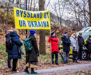 İsveç 'in Stockholm kentindeki Rusya' nın Ukrayna 'daki savaşını protesto etmek için. Protesto her çarşamba, farklı konuşmacılarla yapılıyor..