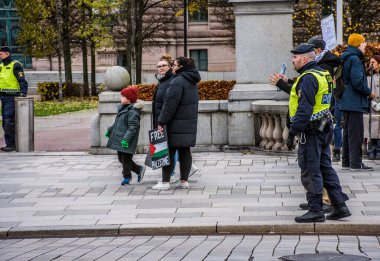 Filistin 'in, İsveç' in orta Stockholm kentindeki İsveç parlamento binası ve Dışişleri Bakanlığı 'nın dışında gerçekleştirilen Batı Şeria ve Gazze' deki İsrail işgaline karşı protestolar.