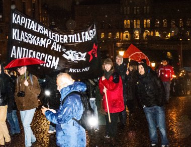 İsveç 'in Stockholm şehrinde, Naziler tarafından Almanya' da Yahudilere karşı 9 Kasım - 10 Kasım tarihleri arasında düzenlenen kristal gece Pogrom 'unu hatırladıkları için..