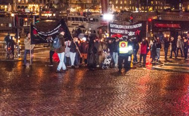 İsveç 'in Stockholm şehrinde, Naziler tarafından Almanya' da Yahudilere karşı 9 Kasım - 10 Kasım tarihleri arasında düzenlenen kristal gece Pogrom 'unu hatırladıkları için..