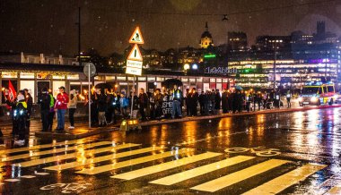 İsveç 'in Stockholm şehrinde, Naziler tarafından Almanya' da Yahudilere karşı 9 Kasım - 10 Kasım tarihleri arasında düzenlenen kristal gece Pogrom 'unu hatırladıkları için..