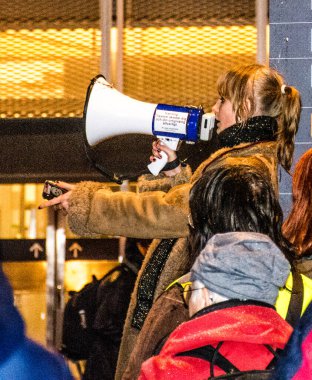 İsveç 'in Stockholm şehrinde, Naziler tarafından Almanya' da Yahudilere karşı 9 Kasım - 10 Kasım tarihleri arasında düzenlenen kristal gece Pogrom 'unu hatırladıkları için..