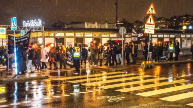İsveç 'in Stockholm şehrinde, Naziler tarafından Almanya' da Yahudilere karşı 9 Kasım - 10 Kasım tarihleri arasında düzenlenen kristal gece Pogrom 'unu hatırladıkları için..