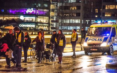 İsveç 'in Stockholm şehrinde, Naziler tarafından Almanya' da Yahudilere karşı 9 Kasım - 10 Kasım tarihleri arasında düzenlenen kristal gece Pogrom 'unu hatırladıkları için..