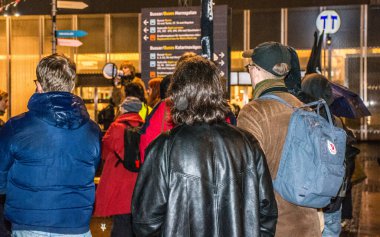 İsveç 'in Stockholm şehrinde, Naziler tarafından Almanya' da Yahudilere karşı 9 Kasım - 10 Kasım tarihleri arasında düzenlenen kristal gece Pogrom 'unu hatırladıkları için..