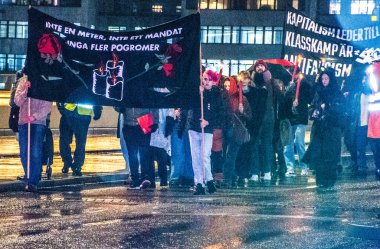 İsveç 'in Stockholm şehrinde, Naziler tarafından Almanya' da Yahudilere karşı 9 Kasım - 10 Kasım tarihleri arasında düzenlenen kristal gece Pogrom 'unu hatırladıkları için..