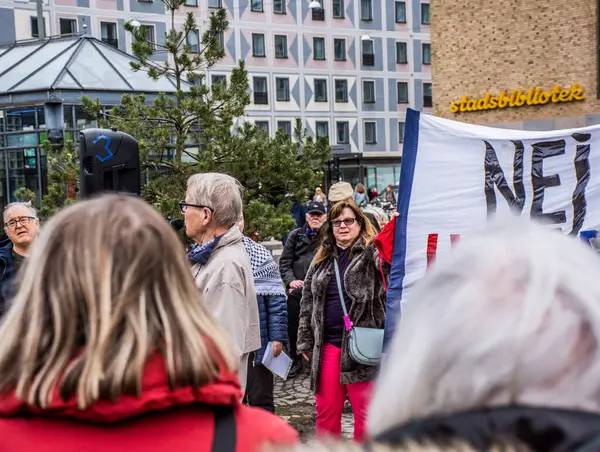 İsveç 'in Stockholm kentinde ABD ile İsveç arasında imzalanan ve ABD' ye İsveç 'te geniş kapsamlı haklar tanıyan DCA anlaşmasına (savunma işbirliği anlaşması) karşı protesto.