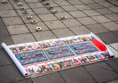 7 Ekim 'de İsveç' in merkezindeki Stockholm 'de düzenlenen Hamas terör örgütünün İsrail' e düzenlediği saldırıyı hatırlayan hafıza manifestosu. Anahtar kelime rehinelerdi, canlı ve ölü..