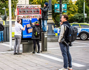 7 Ekim 'de İsveç' in merkezindeki Stockholm 'de düzenlenen Hamas terör örgütünün İsrail' e düzenlediği saldırıyı hatırlayan hafıza manifestosu. Anahtar kelime rehinelerdi, canlı ve ölü..