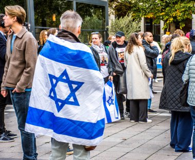 7 Ekim 'de İsveç' in merkezindeki Stockholm 'de düzenlenen Hamas terör örgütünün İsrail' e düzenlediği saldırıyı hatırlayan hafıza manifestosu. Anahtar kelime rehinelerdi, canlı ve ölü..