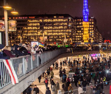 İsveç 'in başkenti Stockholm' de, işgalin üçüncü yılında Rusya 'nın Ukrayna' yı işgaline karşı protesto gösterisi düzenlendi..