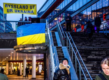 İsveç 'in başkenti Stockholm' de, işgalin üçüncü yılında Rusya 'nın Ukrayna' yı işgaline karşı protesto gösterisi düzenlendi..