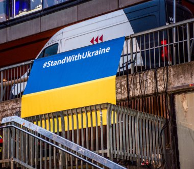 İsveç 'in başkenti Stockholm' de, işgalin üçüncü yılında Rusya 'nın Ukrayna' yı işgaline karşı protesto gösterisi düzenlendi..