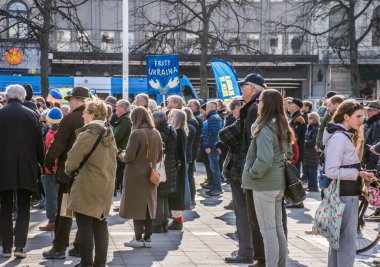 İsveç 'in başkenti Stockholm' deki Norrmalmstorg 'da düzenlenen Ukrayna' daki Rusya Savaşı 'na karşı protesto.
