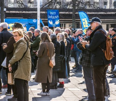 İsveç 'in başkenti Stockholm' deki Norrmalmstorg 'da düzenlenen Ukrayna' daki Rusya Savaşı 'na karşı protesto.