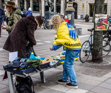 İsveç 'in başkenti Stockholm' deki Norrmalmstorg 'da düzenlenen Ukrayna' daki Rusya Savaşı 'na karşı protesto.
