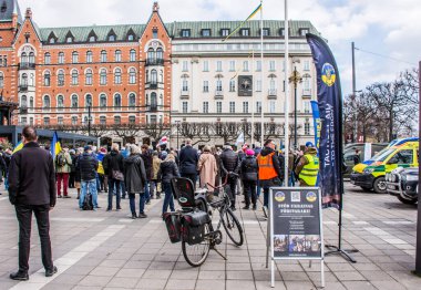 İsveç 'in başkenti Stockholm' deki Norrmalmstorg 'da düzenlenen Ukrayna' daki Rusya Savaşı 'na karşı protesto.