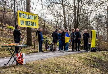 Rusya 'nın Ukrayna' daki işgalini protesto etmek. İsveç, Stockholm 'deki Rusya Büyükelçiliği' nin hemen dışında her çarşamba düzenlenir..