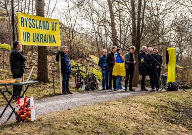 Rusya 'nın Ukrayna' daki işgalini protesto etmek. İsveç, Stockholm 'deki Rusya Büyükelçiliği' nin hemen dışında her çarşamba düzenlenir..