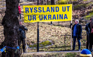 Rusya 'nın Ukrayna' daki işgalini protesto etmek. İsveç, Stockholm 'deki Rusya Büyükelçiliği' nin hemen dışında her çarşamba düzenlenir..