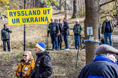Rusya 'nın Ukrayna' daki işgalini protesto etmek. İsveç, Stockholm 'deki Rusya Büyükelçiliği' nin hemen dışında her çarşamba düzenlenir..