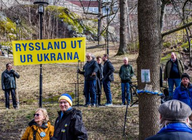 Rusya 'nın Ukrayna' daki işgalini protesto etmek. İsveç, Stockholm 'deki Rusya Büyükelçiliği' nin hemen dışında her çarşamba düzenlenir..