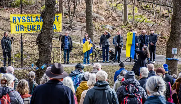 Rusya 'nın Ukrayna' daki işgalini protesto etmek. İsveç, Stockholm 'deki Rusya Büyükelçiliği' nin hemen dışında her çarşamba düzenlenir..