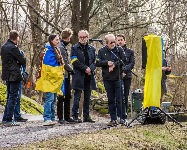 Rusya 'nın Ukrayna' daki işgalini protesto etmek. İsveç, Stockholm 'deki Rusya Büyükelçiliği' nin hemen dışında her çarşamba düzenlenir..