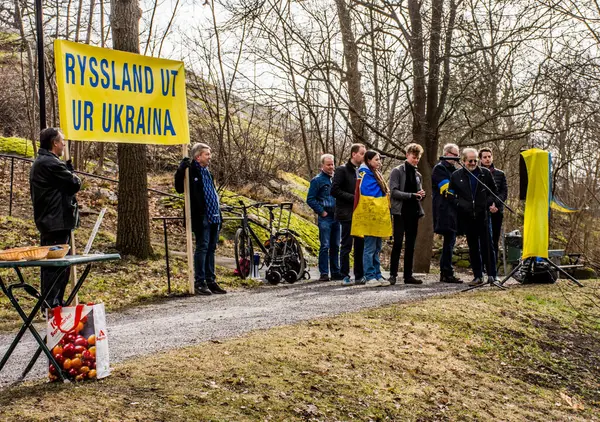 Rusya 'nın Ukrayna' daki işgalini protesto etmek. İsveç, Stockholm 'deki Rusya Büyükelçiliği' nin hemen dışında her çarşamba düzenlenir..