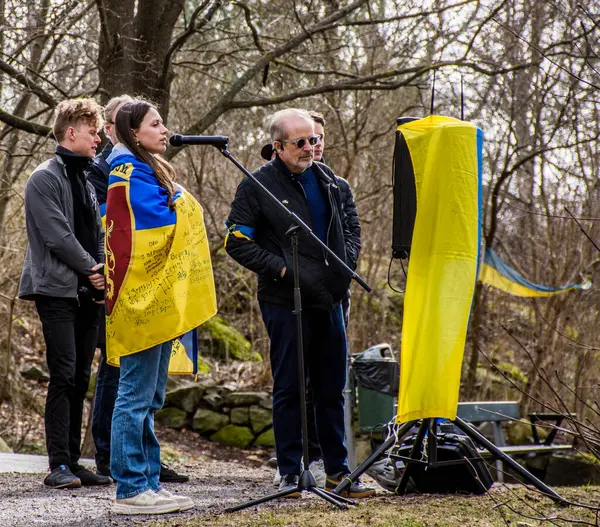 Rusya 'nın Ukrayna' daki işgalini protesto etmek. İsveç, Stockholm 'deki Rusya Büyükelçiliği' nin hemen dışında her çarşamba düzenlenir..