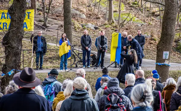 Rusya 'nın Ukrayna' daki işgalini protesto etmek. İsveç, Stockholm 'deki Rusya Büyükelçiliği' nin hemen dışında her çarşamba düzenlenir..