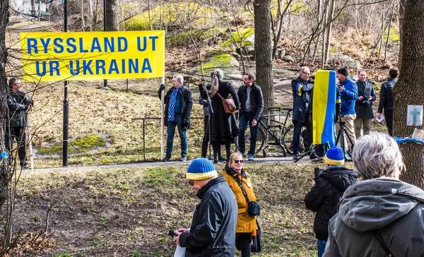 Rusya 'nın Ukrayna' daki işgalini protesto etmek. İsveç, Stockholm 'deki Rusya Büyükelçiliği' nin hemen dışında her çarşamba düzenlenir..