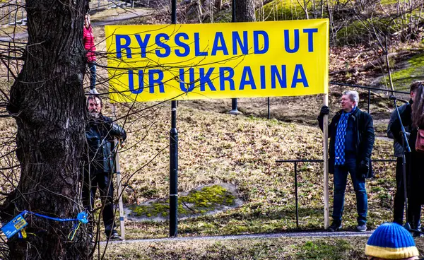 Rusya 'nın Ukrayna' daki işgalini protesto etmek. İsveç, Stockholm 'deki Rusya Büyükelçiliği' nin hemen dışında her çarşamba düzenlenir..