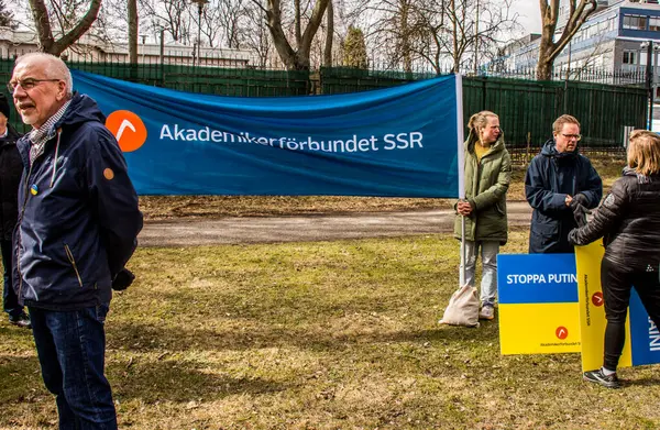Rusya 'nın Ukrayna' daki işgalini protesto etmek. İsveç, Stockholm 'deki Rusya Büyükelçiliği' nin hemen dışında her çarşamba düzenlenir..