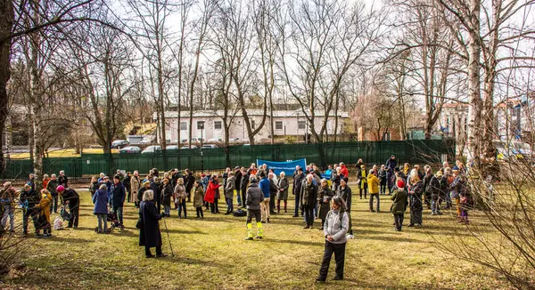 Rusya 'nın Ukrayna' daki işgalini protesto etmek. İsveç, Stockholm 'deki Rusya Büyükelçiliği' nin hemen dışında her çarşamba düzenlenir..