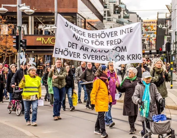 Stockholm, İsveç 'te NATO' nun bir parçası olmayı protesto etmek. 11 Mayıs 2025.