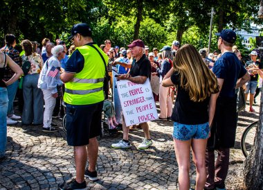 İsveç, Stockholm 'de HAYIR hareketinin düzenlediği protestolar, ABD Başkanı Trump' a karşı İsveç 'te çoğunluğu ABD vatandaşları tarafından protesto edildi..