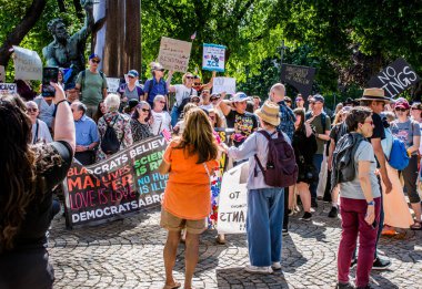 İsveç, Stockholm 'de HAYIR hareketinin düzenlediği protestolar, ABD Başkanı Trump' a karşı İsveç 'te çoğunluğu ABD vatandaşları tarafından protesto edildi..