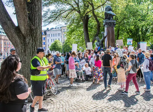 İsveç, Stockholm 'de HAYIR hareketinin düzenlediği protestolar, ABD Başkanı Trump' a karşı İsveç 'te çoğunluğu ABD vatandaşları tarafından protesto edildi..