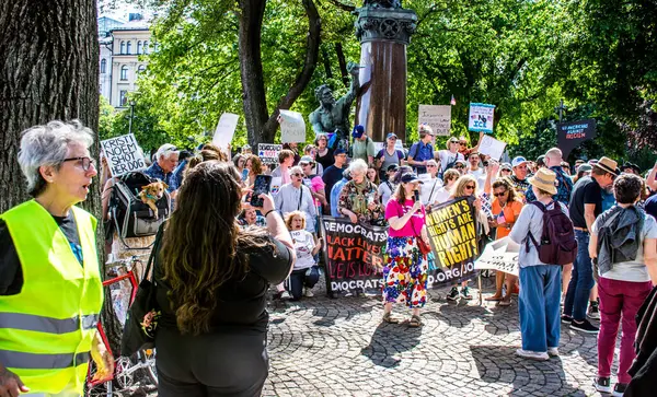 İsveç, Stockholm 'de HAYIR hareketinin düzenlediği protestolar, ABD Başkanı Trump' a karşı İsveç 'te çoğunluğu ABD vatandaşları tarafından protesto edildi..