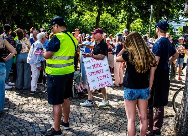 İsveç, Stockholm 'de HAYIR hareketinin düzenlediği protestolar, ABD Başkanı Trump' a karşı İsveç 'te çoğunluğu ABD vatandaşları tarafından protesto edildi..