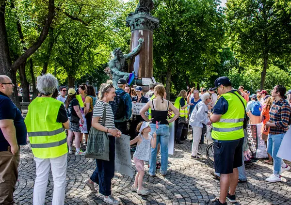 İsveç, Stockholm 'de HAYIR hareketinin düzenlediği protestolar, ABD Başkanı Trump' a karşı İsveç 'te çoğunluğu ABD vatandaşları tarafından protesto edildi..