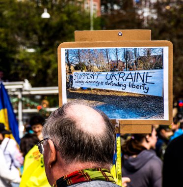 Stockholm, İsveç 'te Ukrayna' nın bağımsızlık günü. Stockholm 'ün merkezindeki Sergels Torg' a yürümeden önce Medborgarplaten 'de toplanıyoruz. Rusya 'nın Ukrayna' daki savaşa karşı saldırısını da protesto ediyorlar..